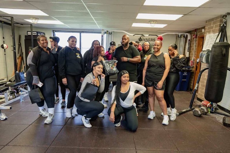 Women's Sunday boxing class group photo